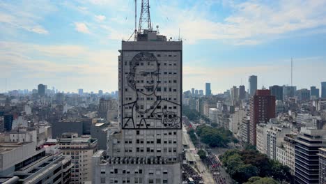 Imagen-De-Eva-Peron-Representada-En-Fachada-De-Edificio-En-Avenida-9-De-Julio