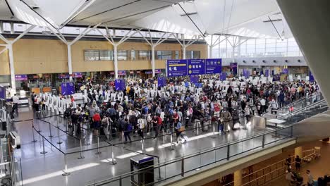 Personas-Haciendo-Fila-En-El-Aeropuerto-Cuando-Acaban-De-Aterrizar-Y-Deben-Pasar-Por-Inmigración