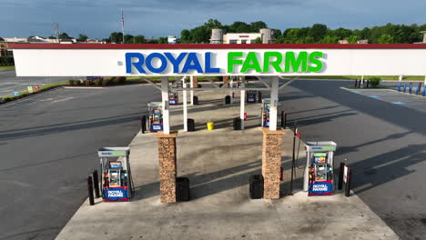 Royal-Farms-Steigt-Aus-Der-Luft-Des-Benzin-Convenience-Station-Ladens