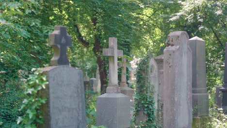 Verzierter-Grabstein-Auf-Dem-Christlichen-Friedhof-In-München