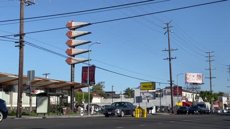 Restaurante-De-Normas-Icónicas-En-Una-Esquina-Típica-De-California-Durante-El-Día