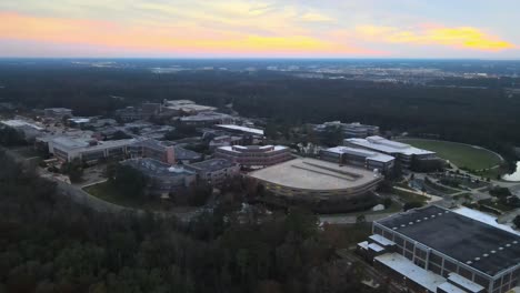 Universidad-Del-Norte-De-Florida-Campus-Completo-Atardecer-Aéreo-4k