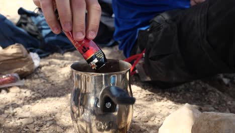 Un-Primer-Plano-De-Un-Hombre-Preparando-Café-En-Una-Olla