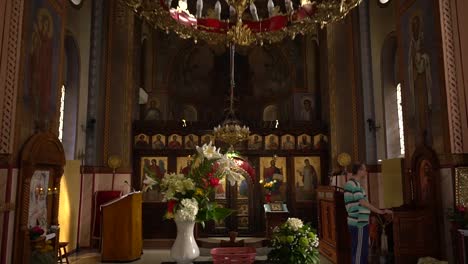 Mann,-Der-Das-Heilige-Bild-Von-Jesus-In-Der-Kirche-Betrachtet