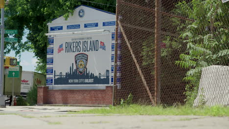 Tiro-De-Mano-De-ángulo-Bajo-Del-Letrero-De-La-Cárcel-De-Rikers-Island-En-Nyc