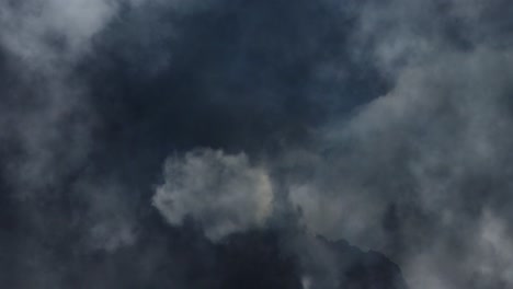 Un-Relámpago-Como-Una-Tormenta-En-Las-Oscuras-Nubes-Cumulonimbus