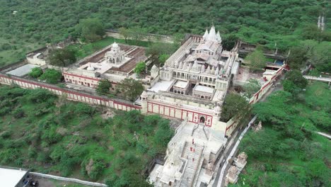 Toma-Aérea-Del-Templo-Palitana-Rodeado-De-Denso-Bosque