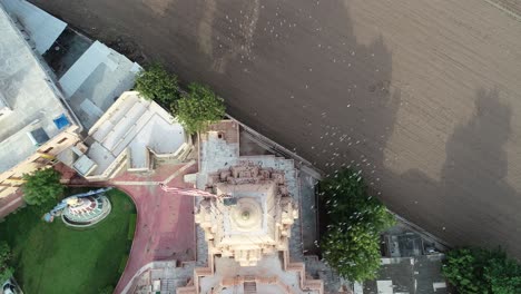 Toma-Aérea-En-ángulo-Superior-De-Pájaro-Volando-Cerca-Del-Templo-Palitana