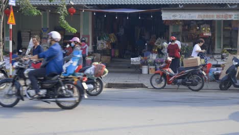Motorradverkehr-Auf-Den-Straßen-Von-Thao-Dien-Market,-Ho-Chi-Minh-City