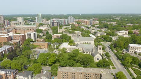 Aerial-Panning-Shot-of-Evanston,-Illinois