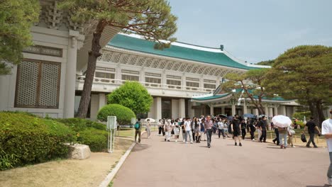 Touristen,-Die-An-Der-Hauptbürohalle-In-Cheong-Wa-Dae-Vorbeigehen