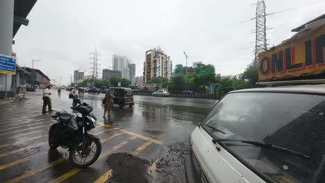 Vista-De-La-Carretera-En-La-Temporada-De-Lluvias-Mumbai-Malad-Dindoshi-Tráfico-Carretera-Mojada-India-Timelapse-Autopista-Western-Express-Mejor-Parada-De-Autobús