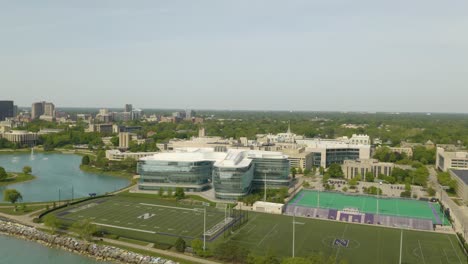 El-Retroceso-Aéreo-Revela-El-Campus-Universitario-Del-Noroeste-En-Un-Hermoso-Día-De-Verano