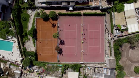 Drei-Tennisplätze-Nebeneinander-Mit-Leuten,-Die-Tennis-Spielen