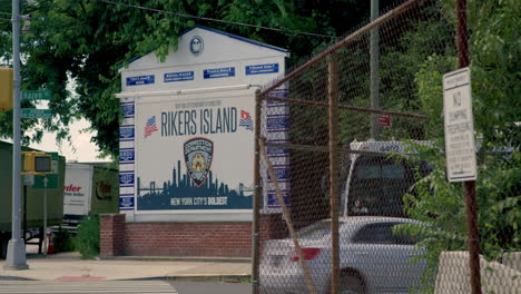 Cartel-De-La-Cárcel-De-Rikers-Island-Con-El-Paso-Del-Autobús-De-Nueva-York