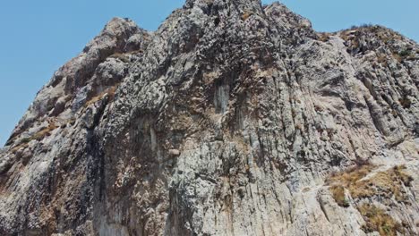 Eine-Schöne-Aussicht-Auf-Die-Peña-De-Bernal,-Den-Drittgrößten-Monolithen-Der-Welt