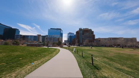 Denver-Colorado-Commons-Park-Im-Frühling