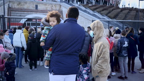 Ukrainische-Familie-Mit-Kindern,-Die-Vor-Der-Registrierungsstelle-Im-Nationalstadion-In-Warschau-Anstehen,-Um-Eine-Polnische-Sozialversicherungsnummer-Zu-Erhalten