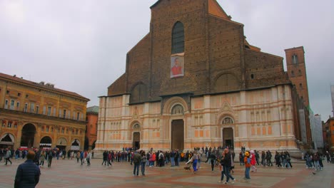 Exterior-De-La-Fachada-De-La-Basílica-De-San-Petronio-Con-Gente-Abarrotada-En-El-Patio-En-Bolonia,-Italia
