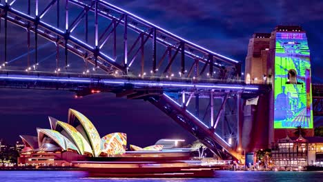 Timelapse-Primer-Plano-Del-Puente-Del-Puerto-Y-El-Teatro-De-La-ópera-Mientras-Los-Barcos-Pasan-Durante-El-Vivo-Festival-De-Sydney-2022