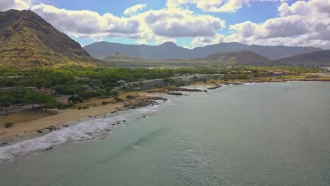 Luftaufnahme-Des-Strandparks-Mauna-Tahini-In-Waianae-An-Einem-Sonnigen-Tag