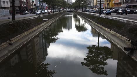 Canal-De-La-Ciudad-De-Santos,-Que-Fluye-A-Través-De-La-Ciudad-Hacia-El-Mar,-Durante-El-Día-Nublado