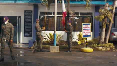 Oficiales-De-La-Policía-Nacional-Filipina-Asisten-A-Una-Ceremonia-De-Bandera-En-Medio-De-Una-Pandemia