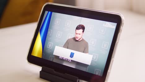 Den-Präsidenten-Der-Ukraine-Wolodymyr-Zelensky-In-Den-Nachrichten-Verfolgen-Und-Eine-Rede-Online-Auf-Dem-Tablet-Halten