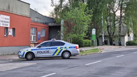 Silbernes-Polizeiauto-Cr-Skoda-Octavia-In-Prostredni-Sucha-Auf-Einer-Straße,-Wenn-Polizisten-Nach-Einem-Einbruch-Im-Einsatz-Sind