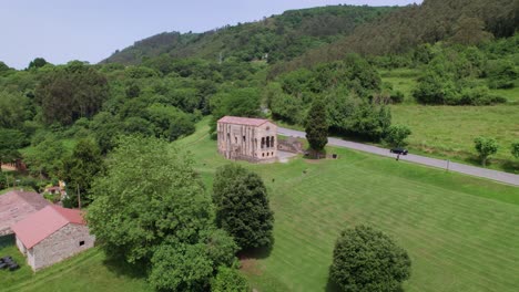 Luftbild-Aus-Der-Ferne-Der-Vorromanischen-Kirche-Santa-Maria-Del-Naranco-In-Oviedo,-Asturien,-Spanien