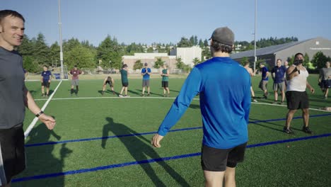 Kameraden,-Die-Sport-Treiben-Und-An-Einem-Sonnigen-Tag-Eine-Gute-Zeit-Haben