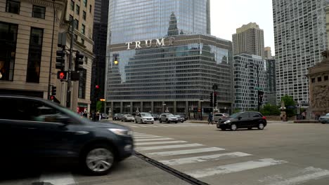 Zeitlupenaufnahmen-Des-Straßenverkehrs-In-Der-Innenstadt-Von-Chicago