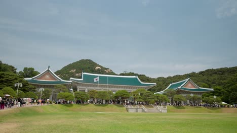 Cheong-Wa-Dae---Blaues-Haus-Oder-Ehemalige-Residenz-Des-Koreanischen-Präsidenten-Am-Fuße-Des-Berges-Bukak,-Vollständig-Für-Besucher-Geöffnet