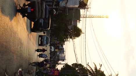 Pueblo-De-La-Ciudad-De-Vietnam-De-Phanthiet-Vertical-En-Asia-Con-Scooter-Conduciendo-Durante-Las-Horas-Doradas