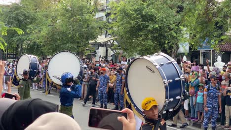 überraschend-Und-Cool-Hielten-Mitglieder-Der-Indonesischen-Luftwaffenakademie-Eine-Marschkapellenparade-Im-Bereich-Der-Malioboro-Street-Ab