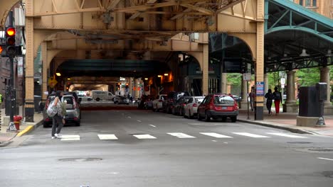 Imágenes-En-Cámara-Lenta-De-Peatones-En-El-Centro-De-Chicago