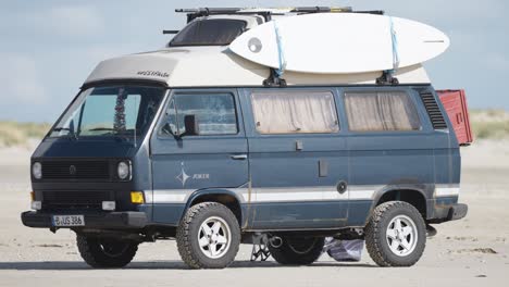 Una-Furgoneta-Volkswagen-Westfalia-De-La-Vieja-Escuela-En-La-Playa-De-Sonderstrand-En-Dinamarca