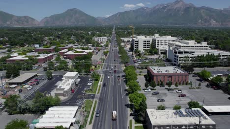 Calles-De-La-Ciudad-Con-Vistas-A-La-Montaña-Wasatch-De-South-Salt-Lake-City,-Utah---Antena