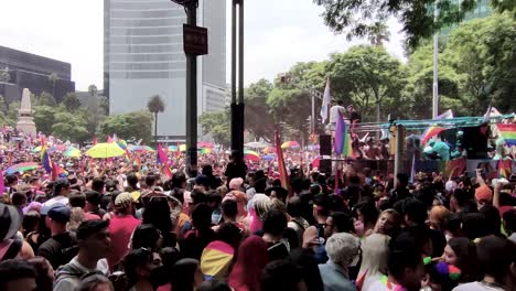 Aufnahme-Des-Unterhaltungsteams-Bei-Der-Pride-Parade-In-Mexiko-Stadt