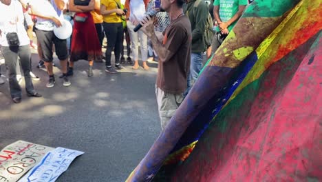 Eine-Blutbefleckte-Flagge-Brasiliens-Flattert-Im-Wind,-Als-Amazonen-Gegen-Die-Morde-An-Dom-Phillips-Und-Bruno-Pereira-Protestieren