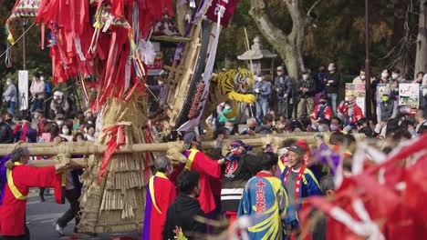 El-Tigre-Mikoshi-Flota-Listo-Para-El-Evento-Sagicho-Matsuri-En-El-Santuario-Hachiman