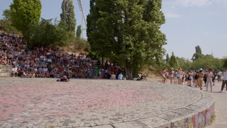 Schwenk-Zum-Historischen-Freilichttheater-Mit-Künstler-Und-Publikum-Im-Mauerpark