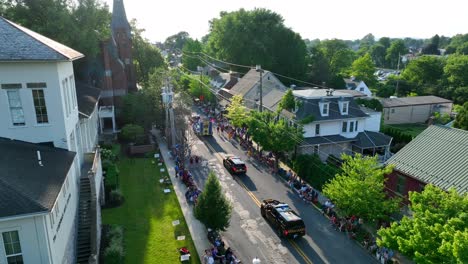 Polizei-Und-Ersthelfer,-Lions-Club-Bei-Der-Feiertagsparade-In-Der-Amerikanischen-Stadt