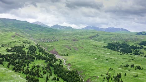 Vuelo-Hecho-Sobre-La-Hermosa-Extensión-Montañosa-De-Colinas-Verdes