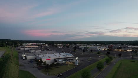 Centro-Comercial-En-El-Crepúsculo-Con-Vista-Aérea-De-Estacionamiento-Vacío