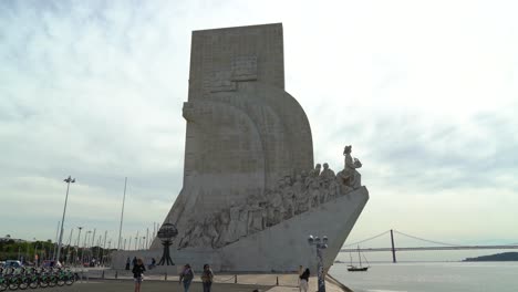 Moment-Zu-Den-Entdeckungen-Befindet-Sich-Am-Nördlichen-Ufer-Des-Tejo,-Neben-Dem-Belém-Marina,-Algés-Und-Dem-Dafundo-Nautical-Centre