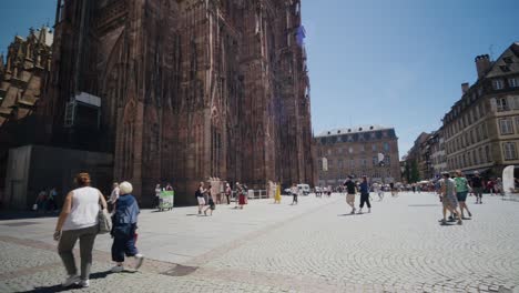 Blick-Auf-Zwei-Straßen-Der-Grand-Rue-De-Colmar-Malerische-Kathedralenarchitektur-Als-Touristischer-Spaziergang-In-Der-Innenstadt-Von-Straßburg,-Frankreich