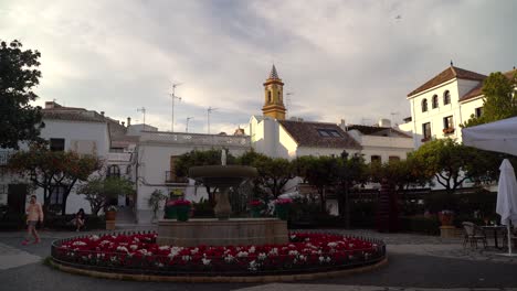 Hauptplatz-In-Der-Stadt-Estepona-In-Spanien-Bei-Sonnenuntergang