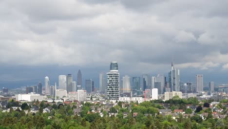 Time-lapse-of-fast,-big-clouds-over-the-cityscape-of-Frankfurt-am-Main,-Germany