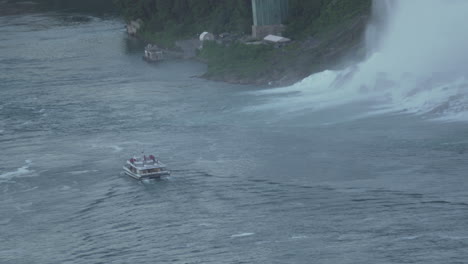 Ein-Touristisches-Kreuzfahrtschiff-Fährt-An-Der-Amerikanischen-Seite-Der-Niagarafälle-Vorbei
